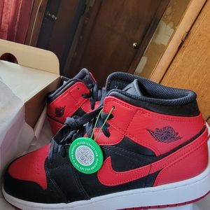Jordan 1 mid BANNED Black and Red size 6.5Y